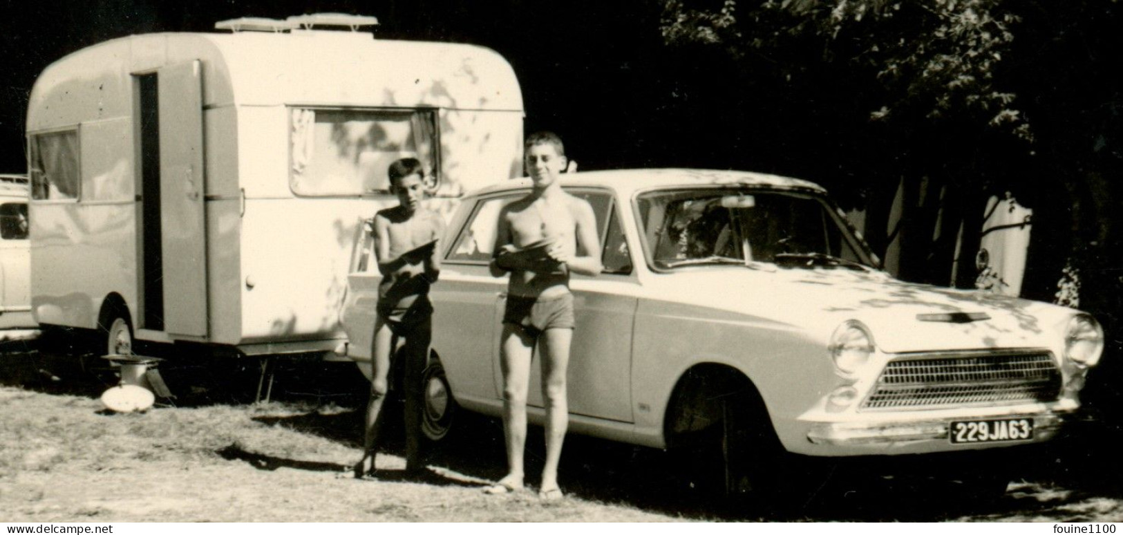 PHOTO Souple Au Format 9 X 9 Cm Voiture Auto Avec Caravane " FORD CORTINA " - Auto's