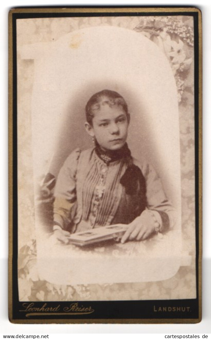 Fotografie Leonhard Reiser, Landshut, Maximilianstr. 1, Junges Mädchen Mit Buch Am Tisch  - Personas Anónimos
