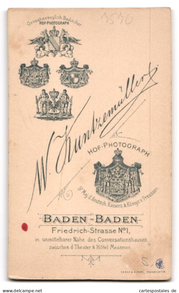 Fotografie W. Kuntzemüller, Baden-Baden, Friedrich-Str. 1, Dame Mit Gemustertem Kleid  - Anonymous Persons