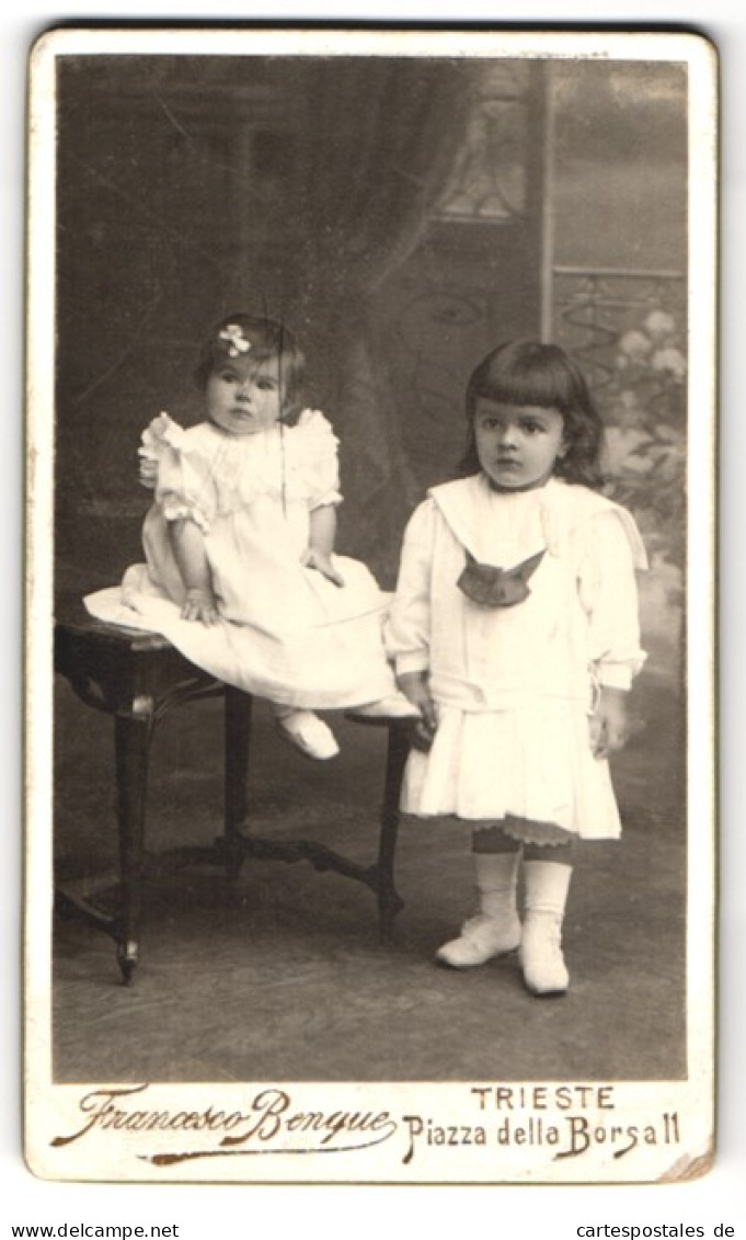 Foto Sebastianutti & Benque, Trieste, Piazza Della Borsa 11, Zwei Kleine Mädchen In Weissen Kleidern  - Personnes Anonymes