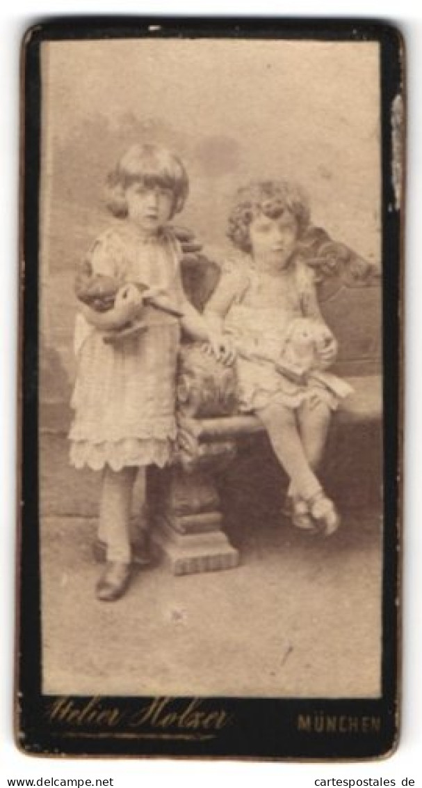 Fotografie Atelier Holzer, München, Die Töchter Von Emil Und Amalie Miyel Mit Ausgestopften Vögeln, 1892  - Personas Anónimos
