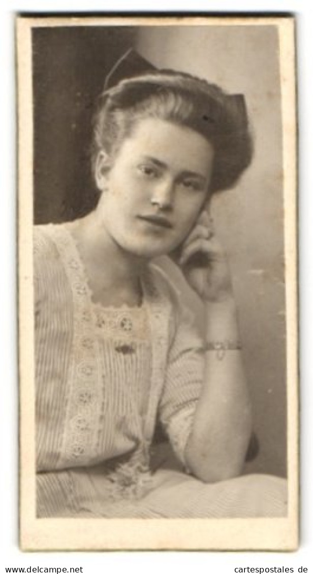 Fotografie Gebrüder Schulze, Osnabrück, Grosse Str. 19, Friede Ledebaer Mit Einer Schleife Im Haar, 1908  - Personnes Anonymes