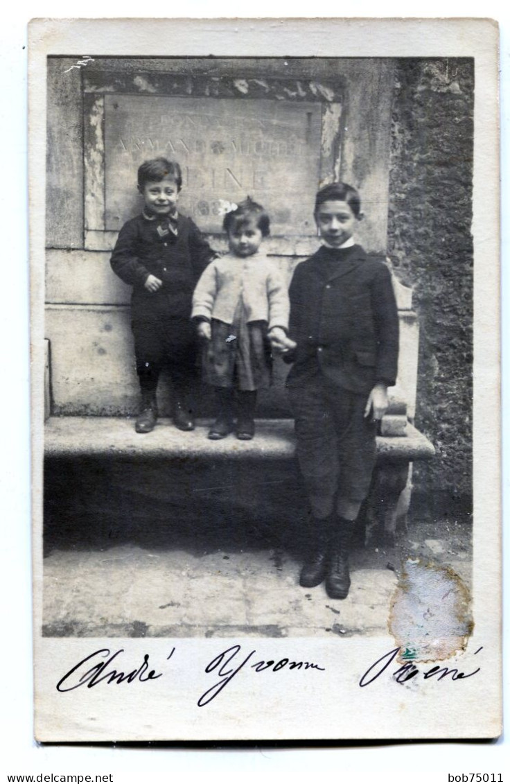 Carte Photo D'un Jeune Garcon Avec Une Petite Fille Et Un Petit Garcon Dans Un Jardin Vers 1910 - Personas Anónimos