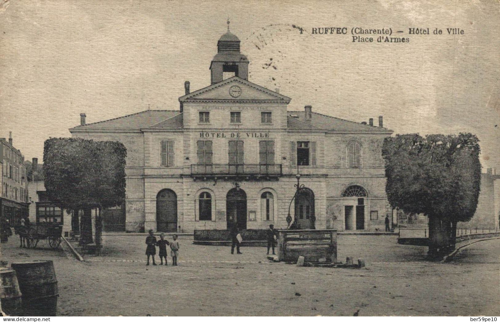 16 RUFFEC HOTEL DE VILLE PLACE D'ARMES - Ruffec