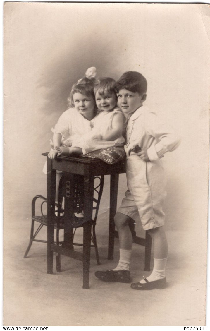 Carte Photo De Trois Jeune Enfants élégant Posant Dans Un Studio Photo En 1918 - Personas Anónimos