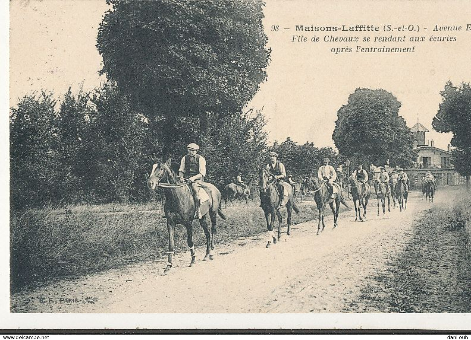 78 // MAISONS LAFFITTE   Avenue Eglé  File De Chevaux Se Rendant Aux écurires 98 / Cachet Train Sanitaire Au Verso - Maisons-Laffitte