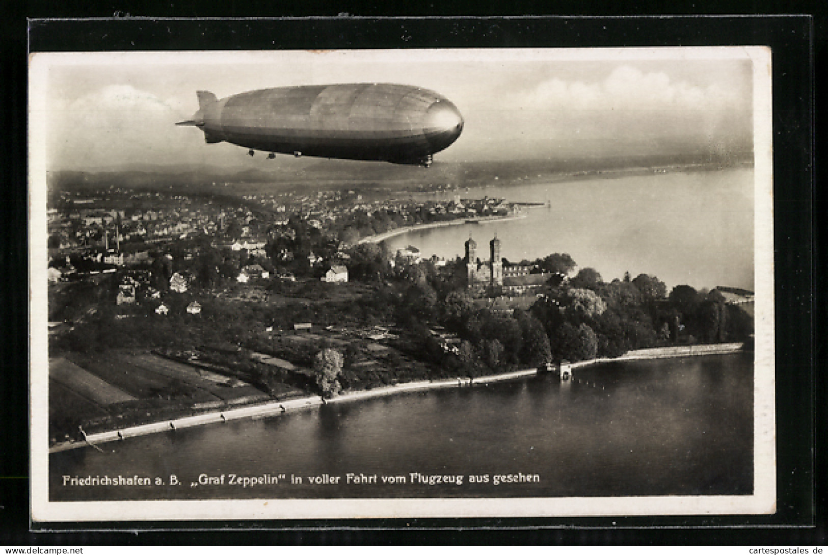 AK Friedrichshafen, Luftschiff Graf Zeppelin LZ 127 über Dem Ort  - Dirigeables