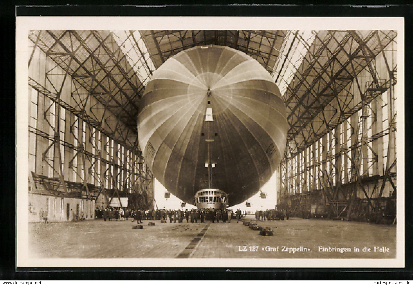 AK Luftschiff Graf Zeppelin LZ 127 Beim Einbringen In Die Halle  - Dirigeables
