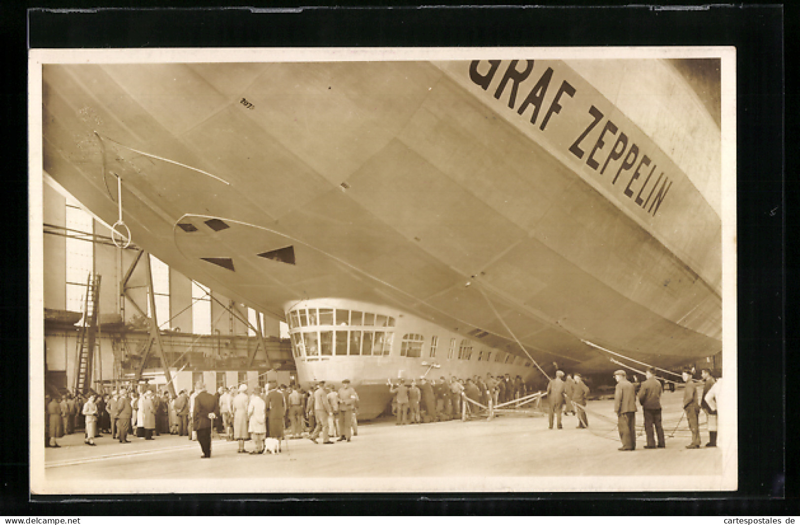 AK Graf Zeppelin Startbereit In Der Halle  - Dirigeables