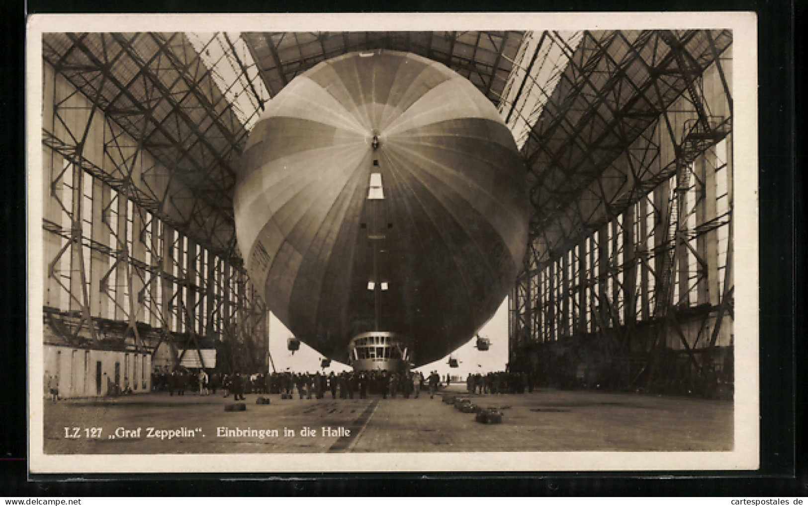 AK Einbringen Des LZ 127 Graf Zeppelin In Die Halle  - Zeppeline