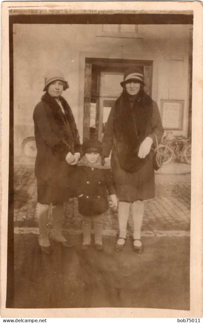 Carte Photo De Deux Femmes élégante Avec Une Petite Fille Posant Dans Les Rue D'un Ville Vers 1920 - Personas Anónimos