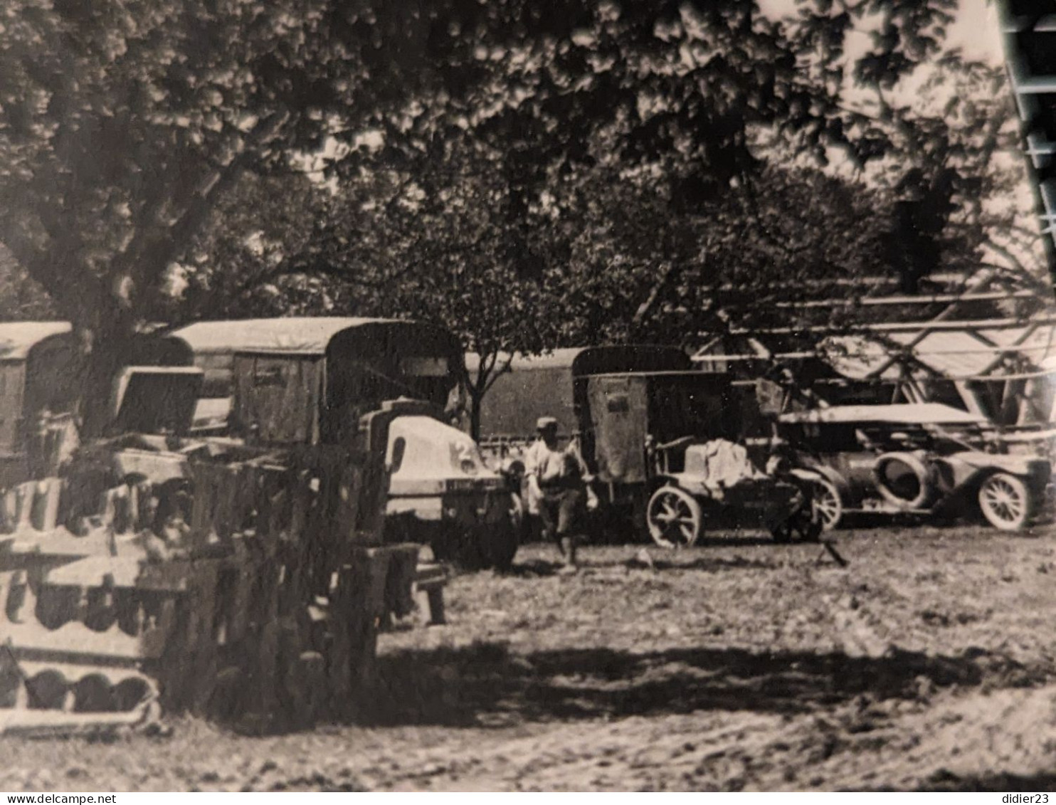 CAMP DE CAMPAGNE MILITAIRE VEHICULE - Materiale