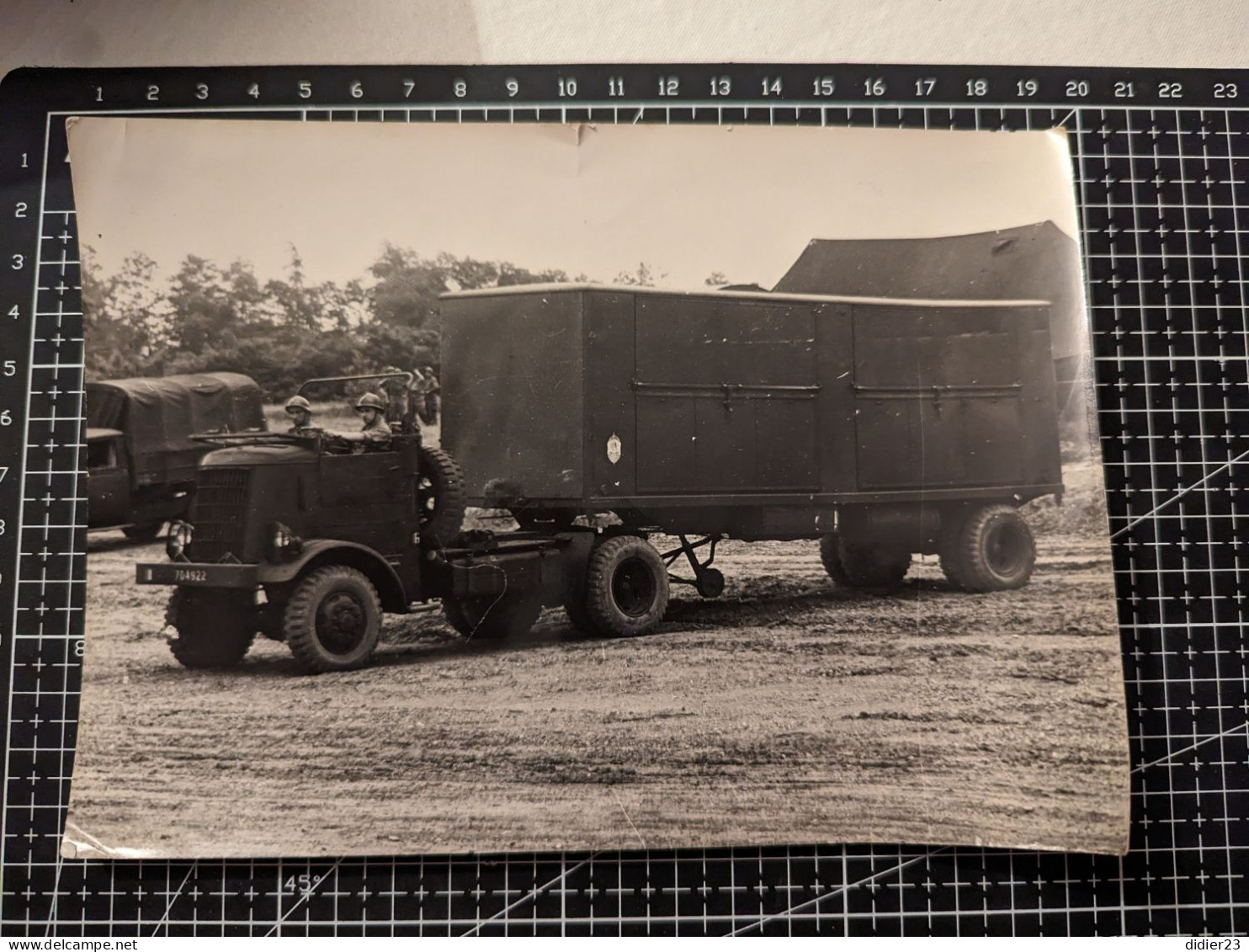 CAMP DE CAMPAGNE MILITAIRE VEHICULE