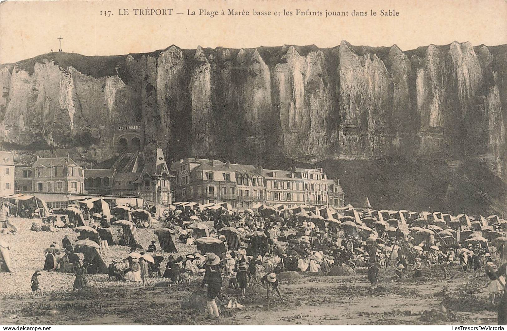 FRANCE - Le Tréport - Vue Sur La Plage à Marée Basse Et Les Enfants Jouant Dans Le Sable - Animé- Carte Postale Ancienne - Le Treport