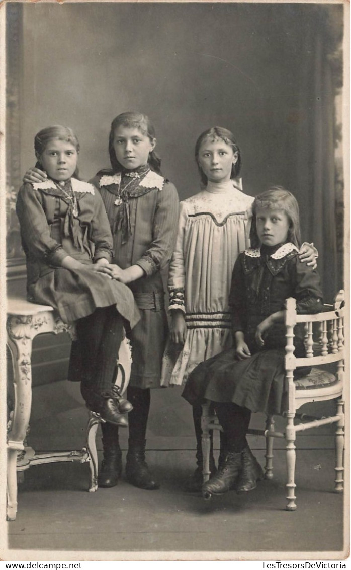 CARTE PHOTO - Enfants - Quatre Jeunes Filles - Portrait - Carte Postale Ancienne - Photographs