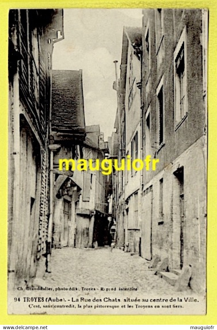 10 AUBE / TROYES / LA RUE DES CHATS, SITUÉE AU CENTRE DE LA VILLE / 1932 / + FLAMME N'ACHETEZ QUE DES BAS FRANÇAIS - Troyes