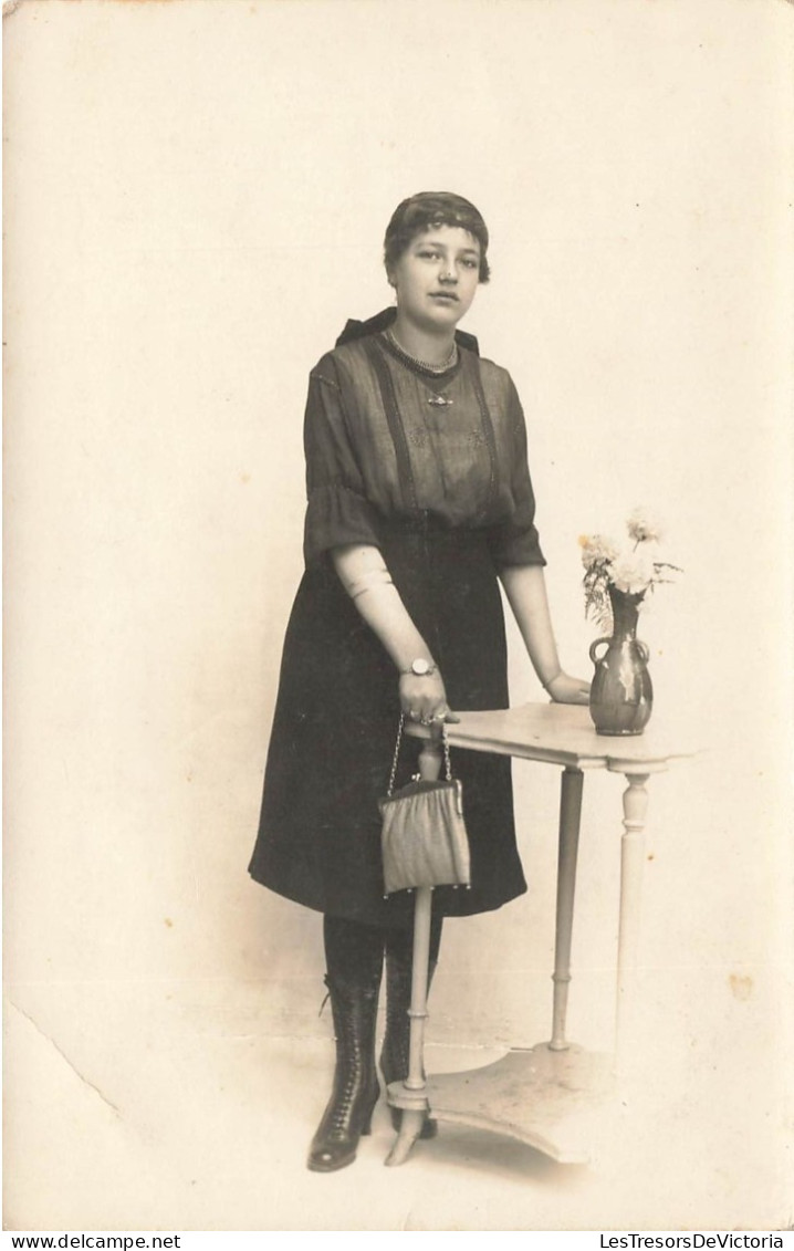 CARTE PHOTO - Femmes - Fleur Dans Une Vase - Table - Sac à Main - Carte Postale Ancienne - Photographie