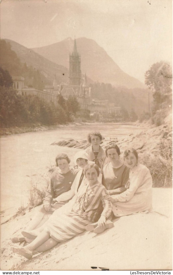 CARTE PHOTO - Femmes - Groupes De Femmes - église Derrière - Carte Postale Ancienne - Photographie