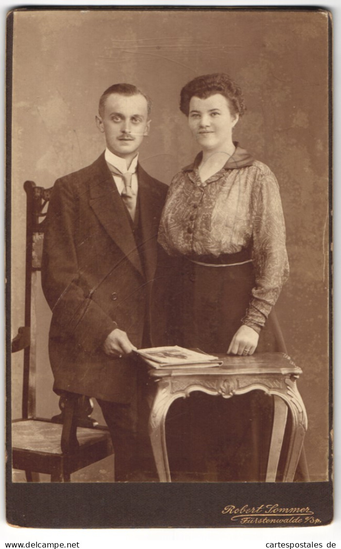 Fotografie Robert Sommer, Fürstenwalde A. Sp., Müncheberger-Str. 9, Gertraud Schiffer Und Hermann Kalisch Arm In Arm  - Personas Anónimos