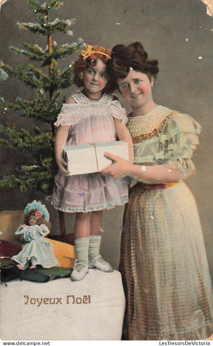 FETES - VOEUX - Noël - Joyeux Noël  - Femme - Enfant - Cadeau - Sapin - Jouets - Carte Postale Ancienne - Otros & Sin Clasificación