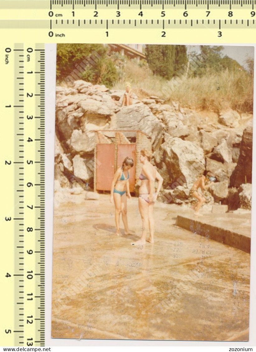 REAL PHOTO - Bikini Woman And Kid Girl With Inflatable Ring On Beach Fillette Et Femme Sur La Plage Vintage Original - Anonymous Persons