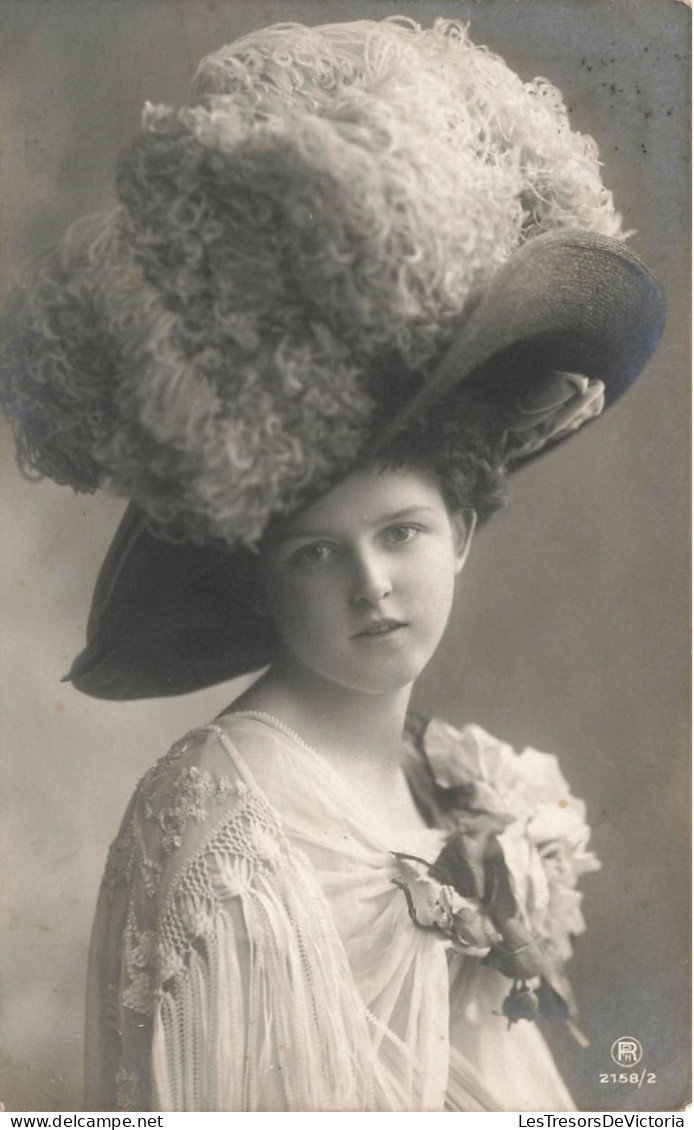 CARTE PHOTO - Femme - En Costume - Chapeau - Carte Postale Ancienne - Photographs