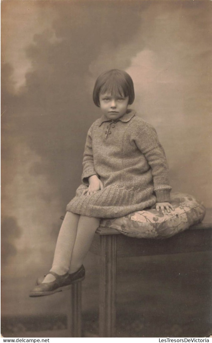 CARTE PHOTO - Enfant - Jeune Fille Assise - Carte Postale Ancienne - Photographs