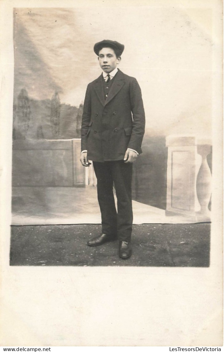 CARTE PHOTO - Un Homme En Tenue De Ville Et Un Béret - Carte Postale Ancienne - Fotografie