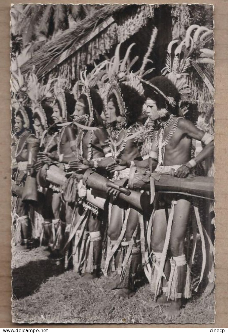 CPSM PAPOUASIE NOUVELLE GUINEE - MISSION DE PAPOUASIE - Danseurs Battant Du Tambour Et Chantant TB PLAN - Papua-Neuguinea