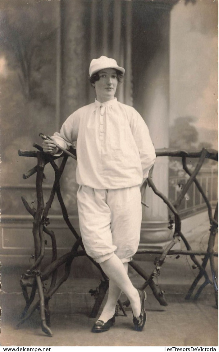 CARTE PHOTO - Femme - En Tenue De Sport - Carte Postale Ancienne - Fotografie