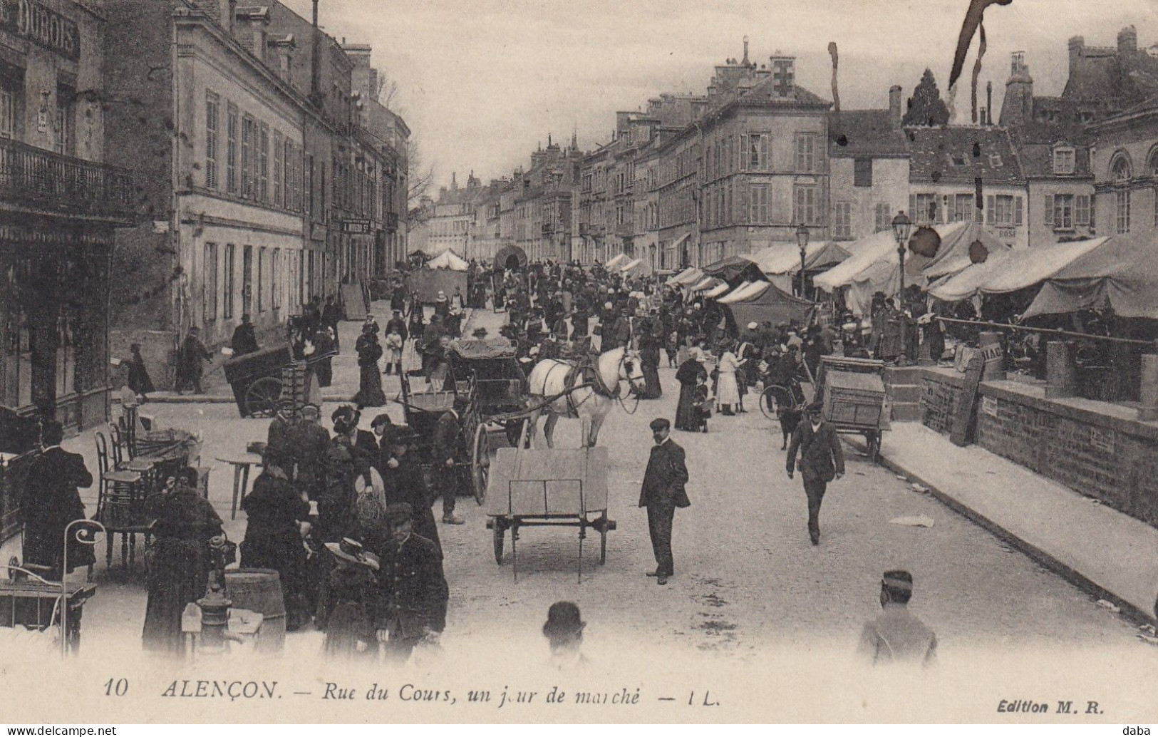 Alençon.  Rue Du Cours, Un Jour De Marché - Alencon