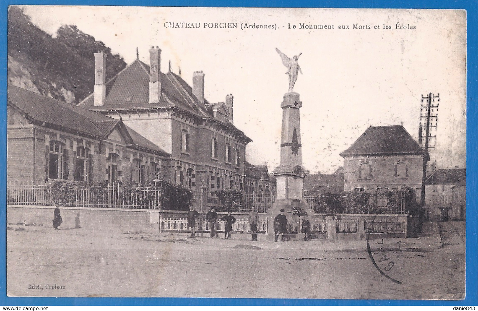 CPA  - ARDENNES - CHATEAU PORCIEN - LE MONUMENT AUX MORTS ET LES ÉCOLES - Petite Animation - Chateau Porcien