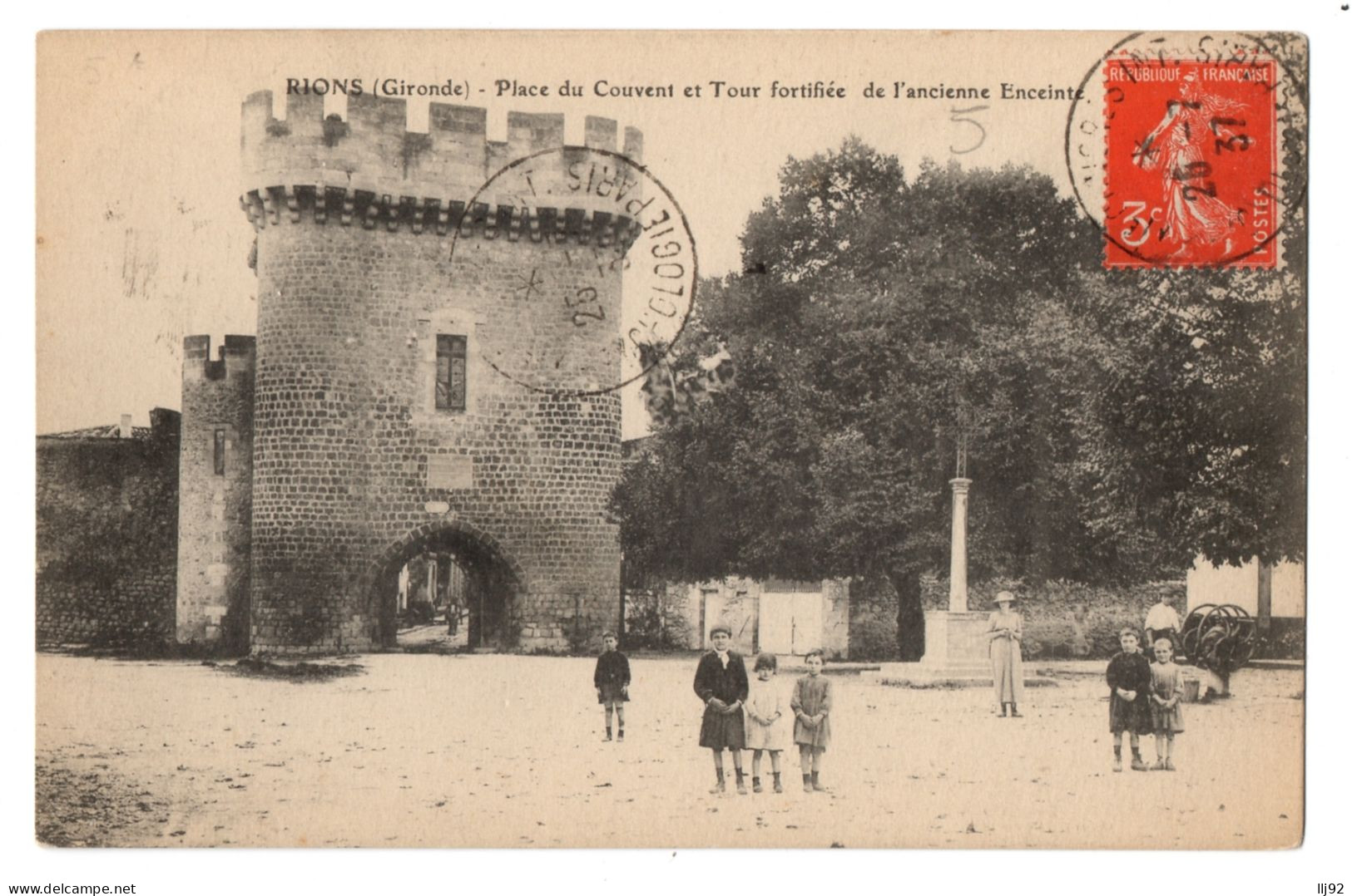 CPA 33 - RIONS (Gironde) - Place Du Couvent Et Tour Fortifiée De L'ancienne Enceinte (petite Animation) - Autres & Non Classés