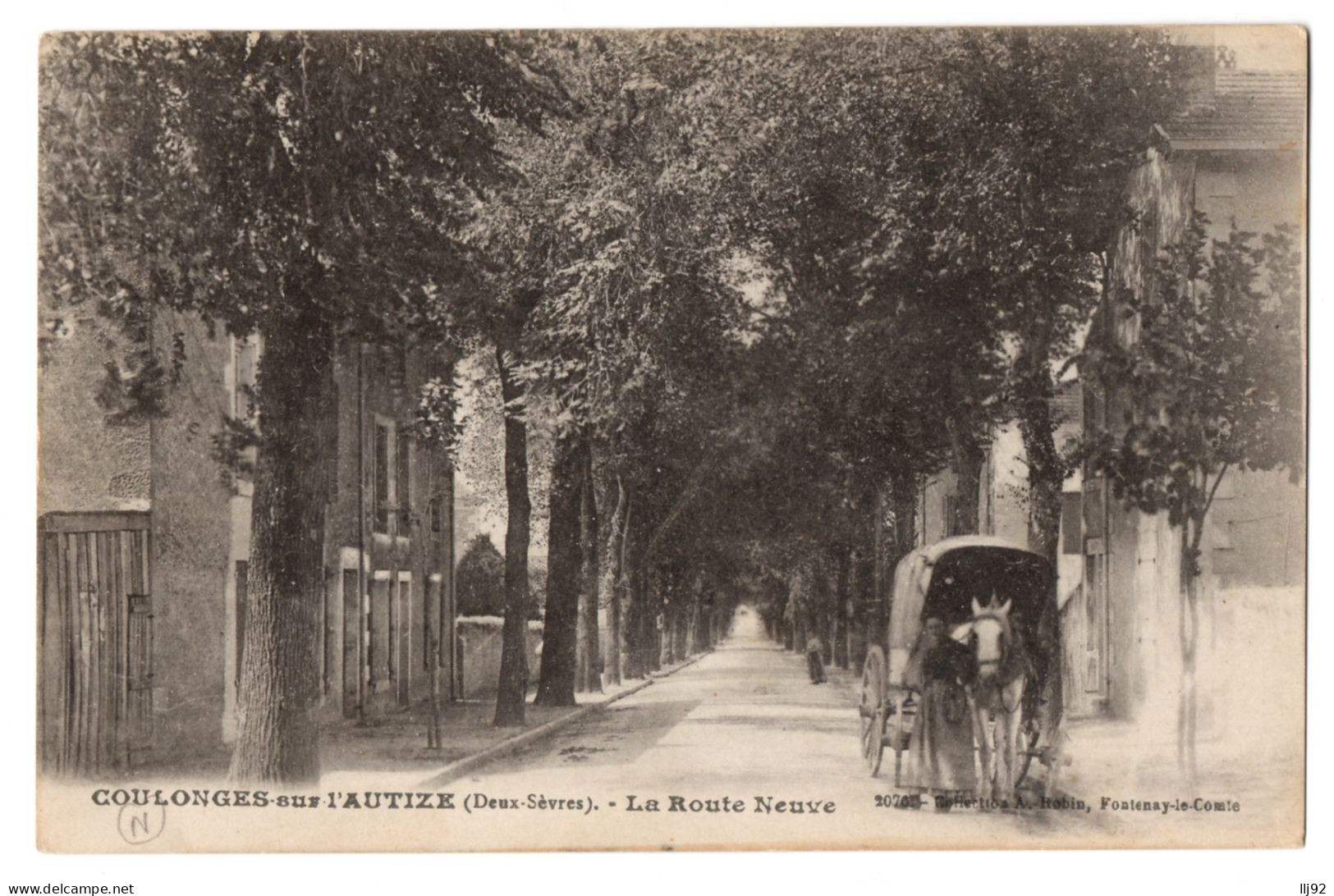 CPA 79 - COULONGES SUR L'AUTIZE (Deux-Sèvres) - La Route Neuve (animée, Attelage) - Ed. A. Robin - Coulonges-sur-l'Autize