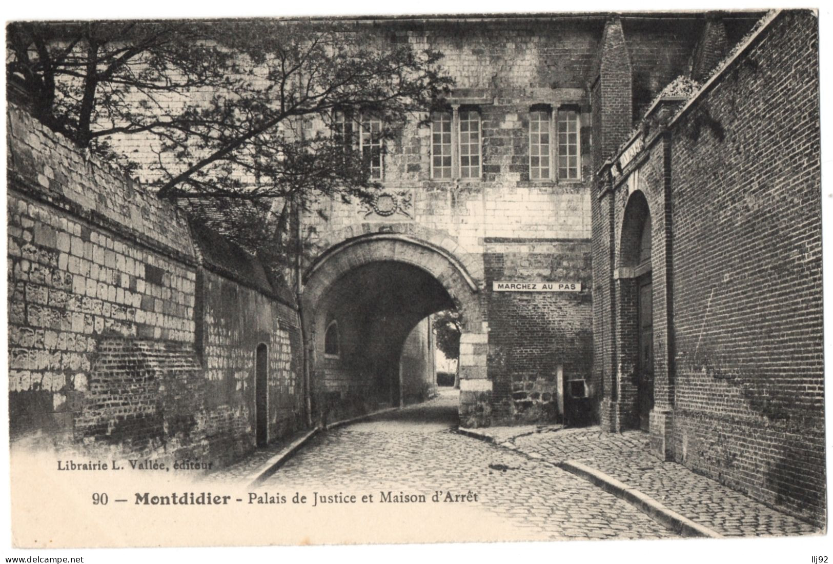 CPA 80 - MONTDIDIER (Somme) - 90. Palais De Justice Et Maison D'Arrêt - Ed. L. Vallée (panneau "Marchez Au Pas") - Montdidier