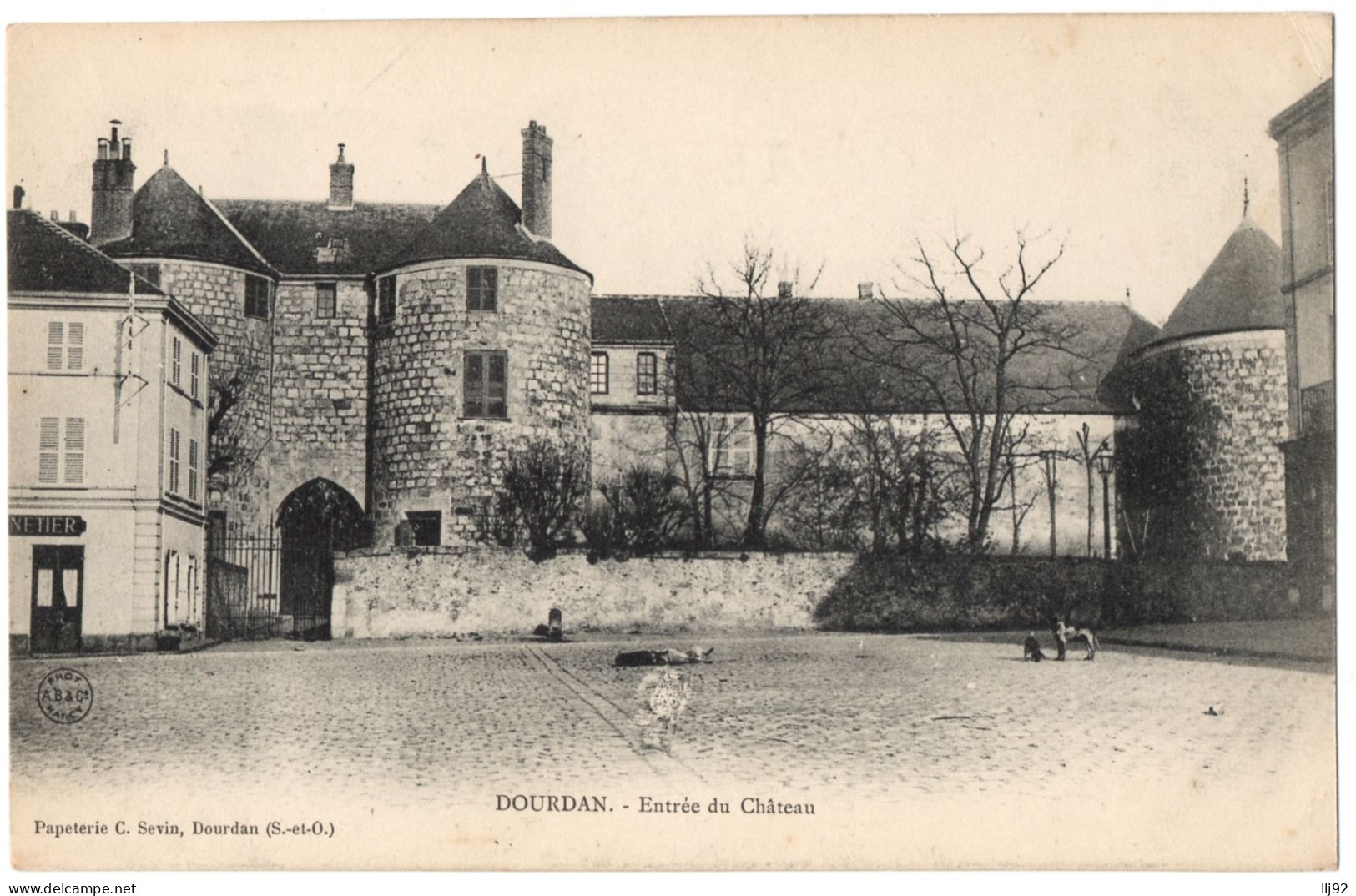 CPA 91 - DOURDAN (Essonne) - Entrée Du Château - Dos Simple - Ed. Sevin - Dourdan