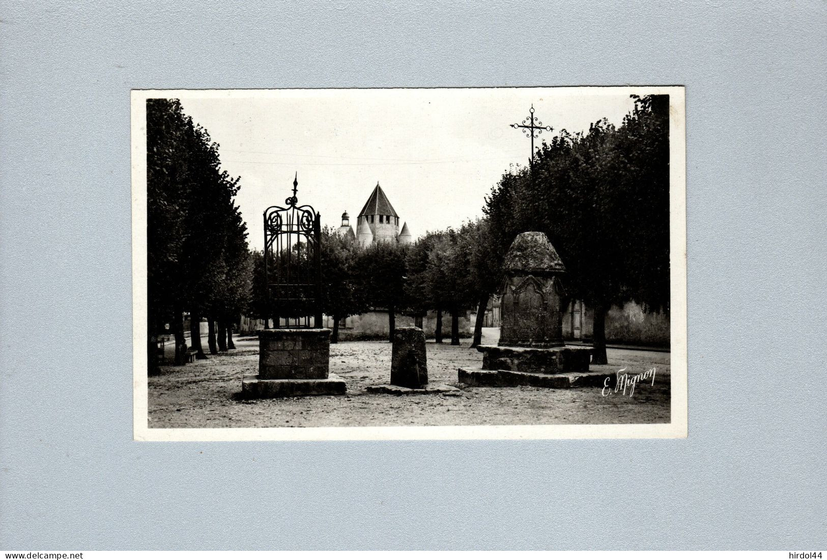 Provins (77) : Ville Haute, Place Du Chatel, La Croix Des Changes, Le Vieux Puits Féodal - Provins