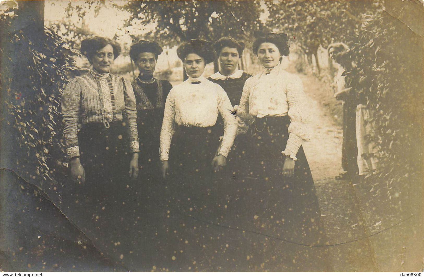 CARTE PHOTO NON IDENTIFIEE CINQ FEMMES POSANT ET UNE CACHEE QUI REGARDE DE PLUS LOIN EN 1912 - Zu Identifizieren