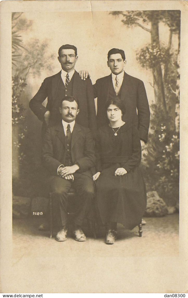 CARTE PHOTO NON IDENTIFIEE TROIS HOMMES ET UNE FEMME STUDIO POPULAIRE RUE VICTOR HUGO MONTPELLIER - Te Identificeren