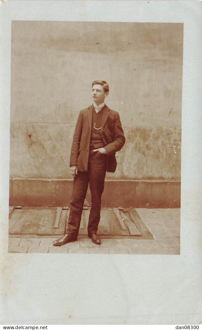 CARTE PHOTO NON IDENTIFIEE UN JEUNE HOMME EN COSTUME UNE MAIN DANS LA POCHE - Zu Identifizieren