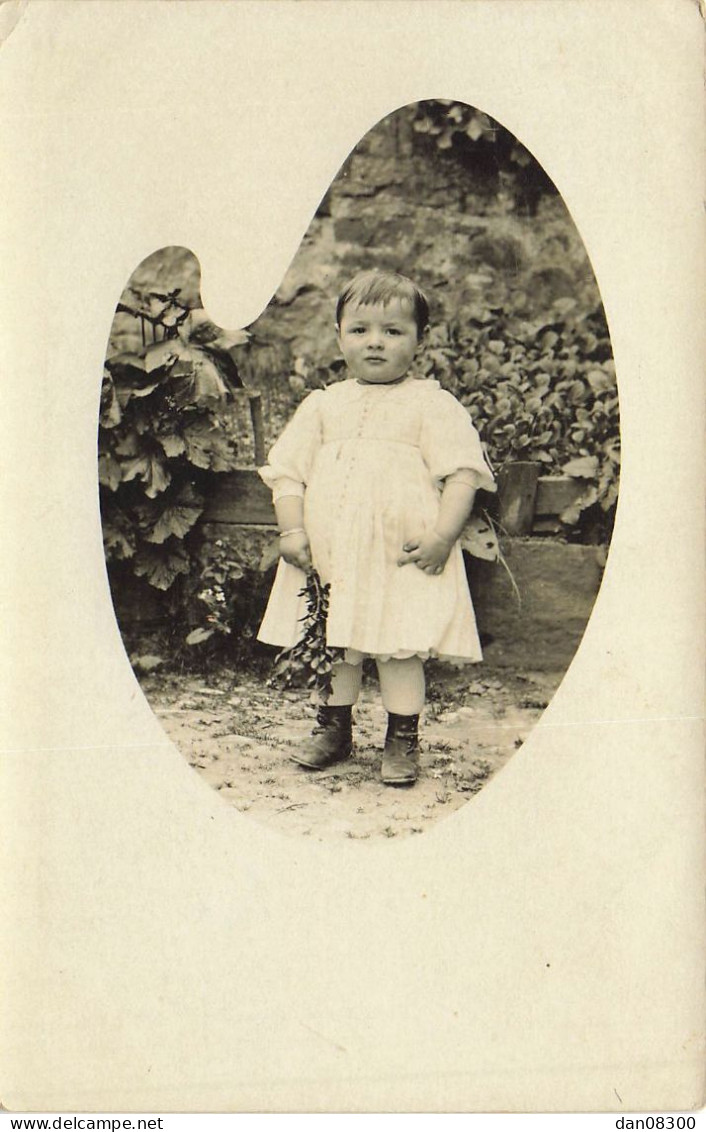 CARTE PHOTO NON IDENTIFIEE UNE PETITE FILLE EN ROBE DANS LE JARDIN PRÉNOMMÉE MARGUERITE - A Identifier