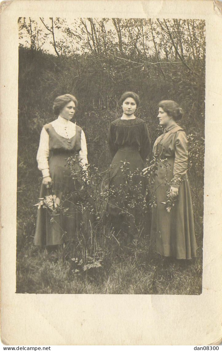 CARTE PHOTO NON IDENTIFIEE TROIS JEUNES FEMMES DANS UN CHAMP EN MAI 1918 - A Identificar