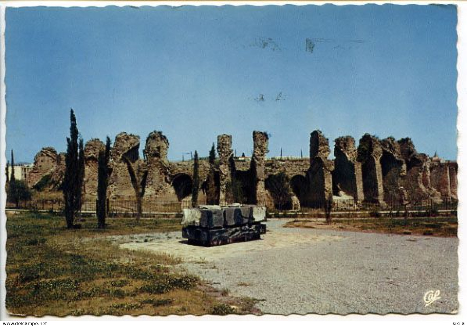 CPSM Dentelée 10.5 X 15 Var  FREJUS L'amphithéatre Romain  Le Monument Commémoratif De La Catastrophe Du Barrage De * - Frejus