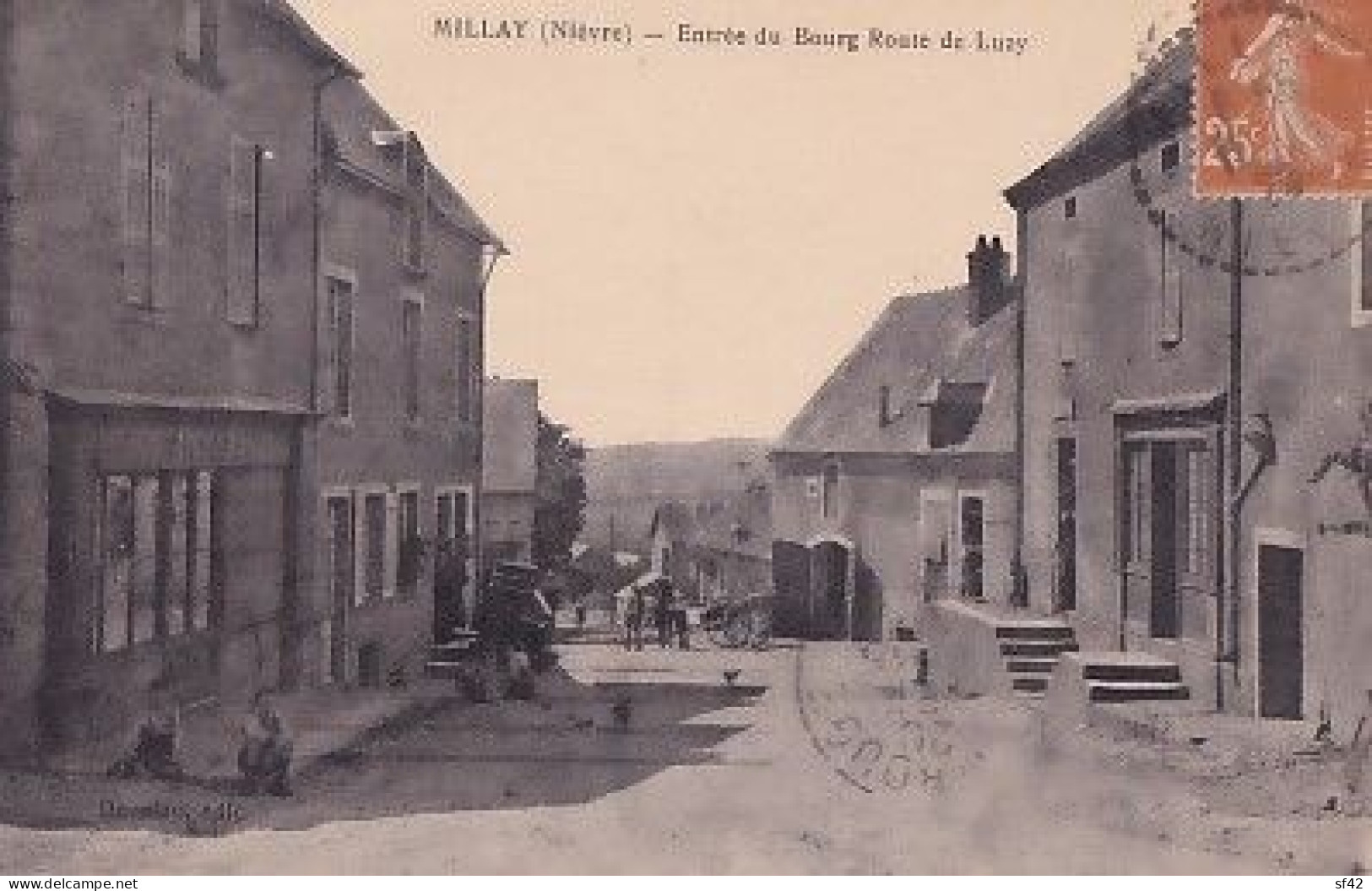 MILLAY                Entrée Du Bourg Route De Luzy - Autres & Non Classés