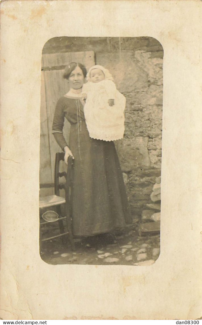 CARTE PHOTO NON IDENTIFIEE UNE FEMME TENANT UN BEBE ET S’APPUYANT SUR UN DOSSIER DE CHAISE  LA MAMAN DE MARGUERITE - A Identifier