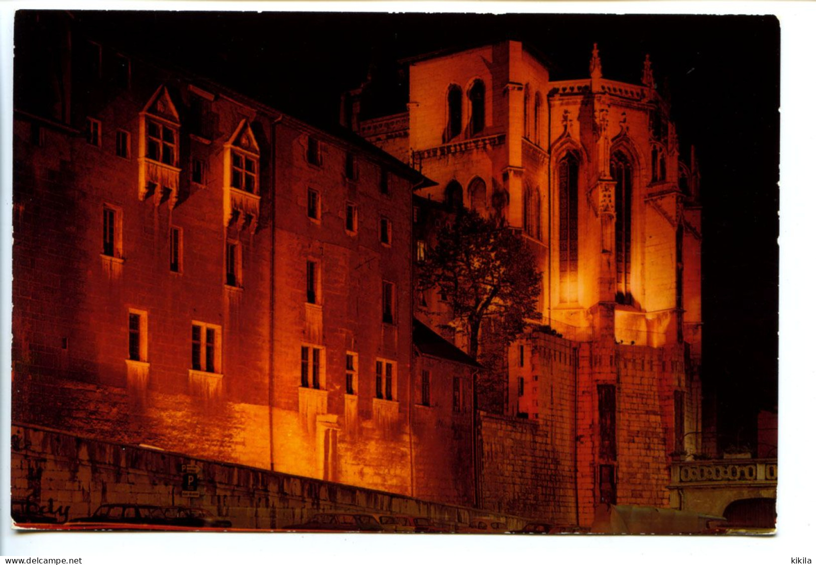 CPSM / CPM 10.5 X 15 Savoie CHAMBERY Le Château Des Ducs De Savoie Illuminé. A Droite La Sainte Chapelle - Chambery