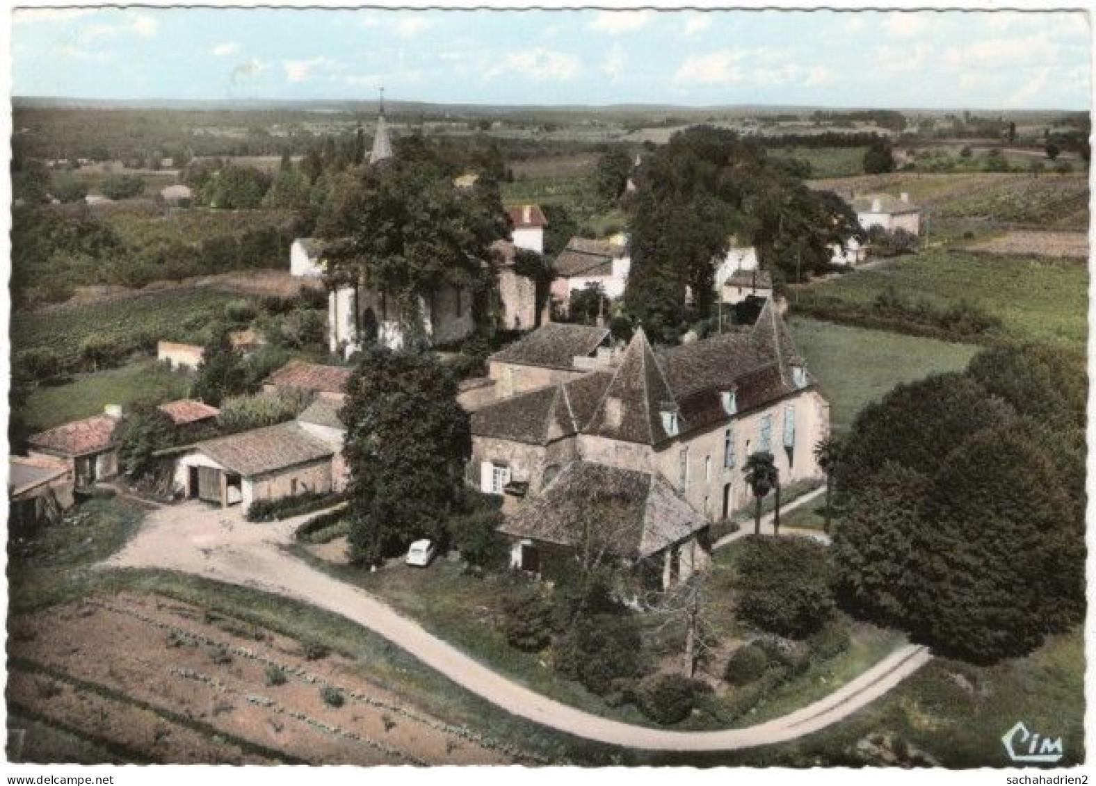 24. Gf. MONTAZEAU. Vue Aérienne. Le Château Et L'Eglise. 247-25 - Autres & Non Classés