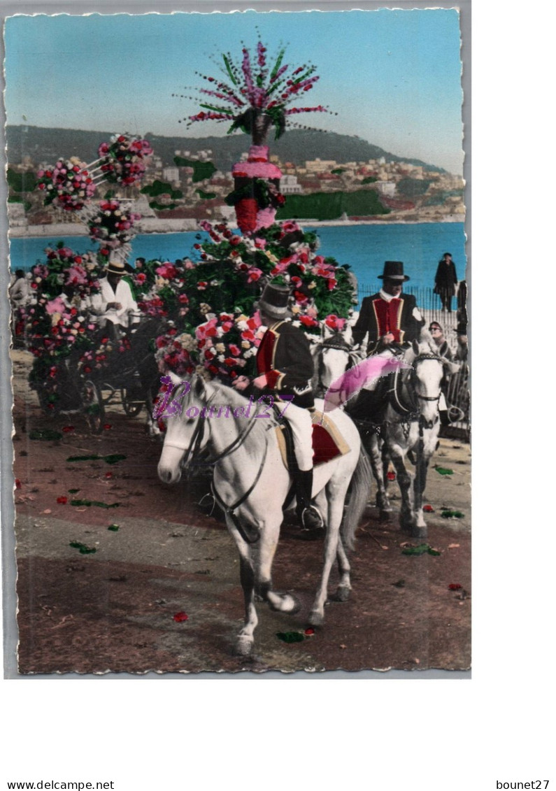 NICE LA BELLE 06 - Les Batailles De Fleurs Char Fleur Decoration Vase Homme Tenu Et Coiffe Sur Cheval Blanc  Fête  - Mercati, Feste
