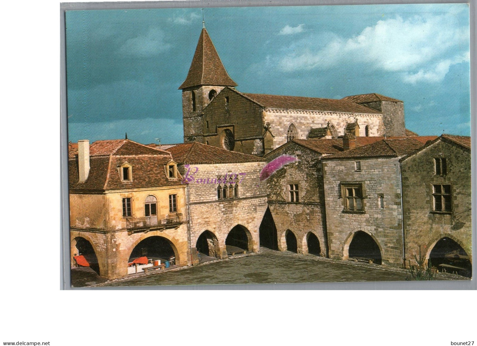 MONPAZIER 24 - La Bastide La Place Et L'Eglise Et Les Cornieres  Carte Vierge  - Other & Unclassified