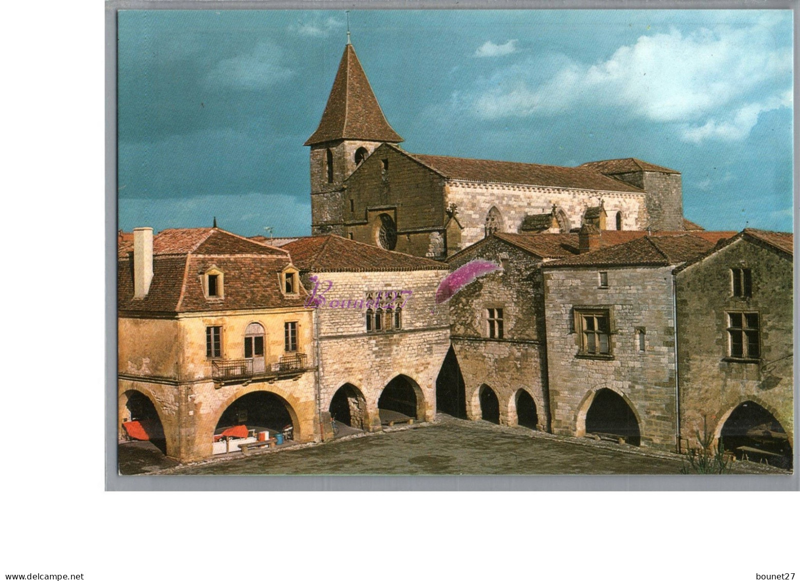 MONPAZIER 24 - La Bastide La Place Et L'Eglise Et Les Cornieres  Carte Vierge  - Autres & Non Classés